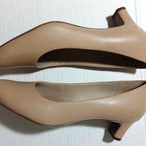 Trotters woman Beige Shoes Size 7.5M Leather Upper